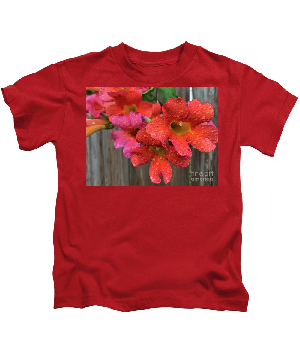 Trumpet Vine Or Trumpet Creeper (campsis Radicans) Also Called Trumpet Creeper Kids T-Shirt featuring the photograph Trumpets Singing in the Rain by David Zanzinger
