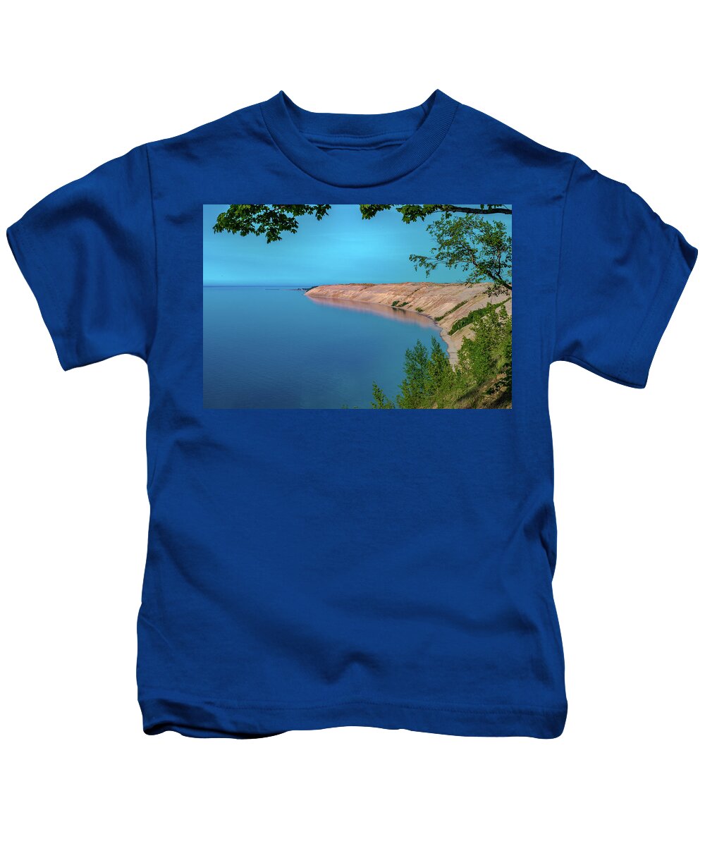 Au Sable Point Kids T-Shirt featuring the photograph Eveing Light on Grand Sable Banks by Gary McCormick