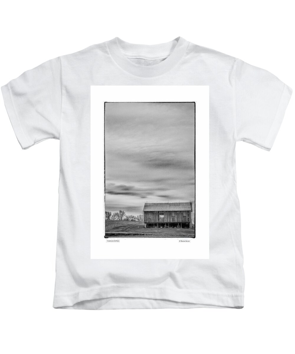 Barn Kids T-Shirt featuring the photograph Limestoneville Barn by R Thomas Berner