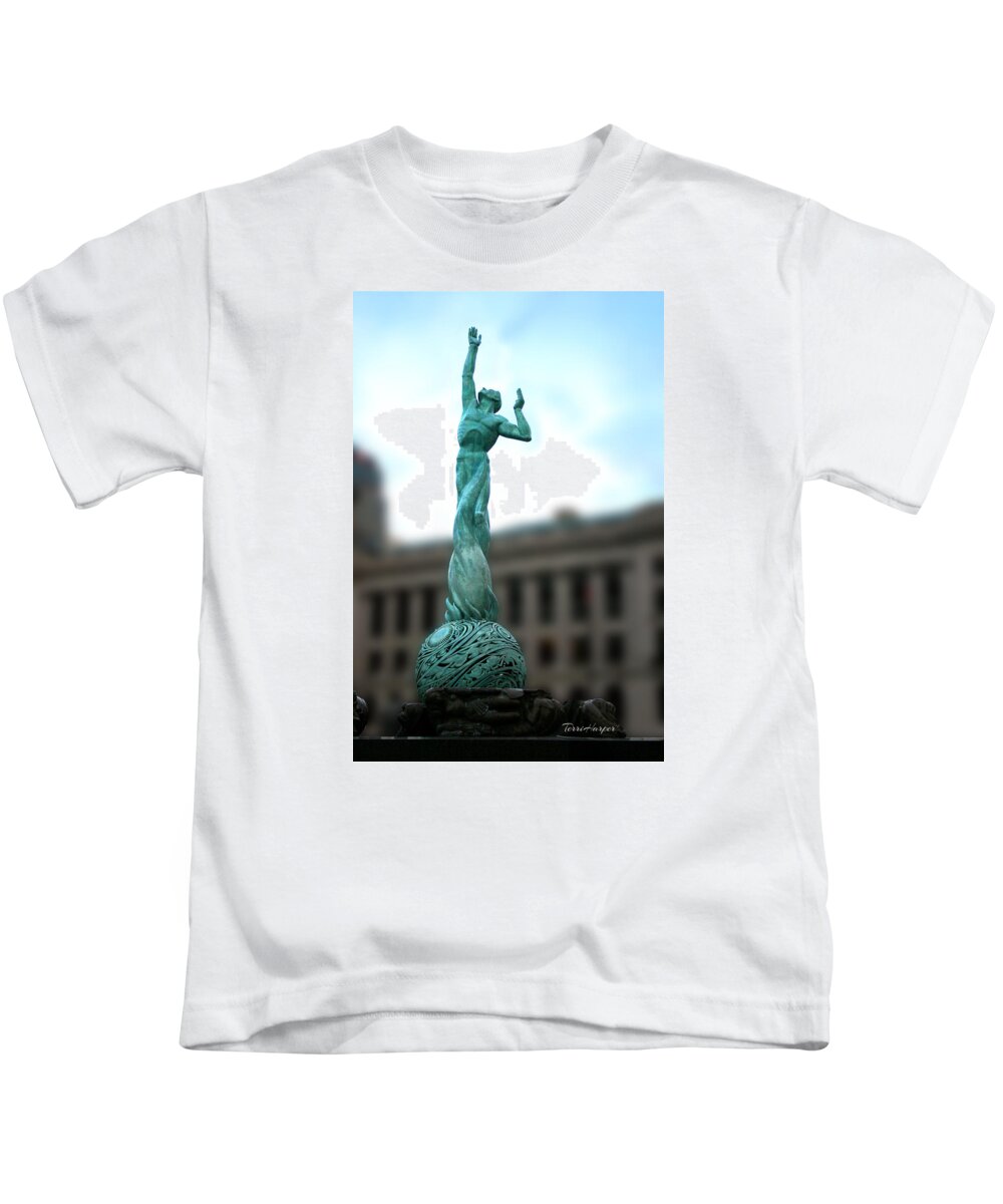 Cleveland Kids T-Shirt featuring the photograph Cleveland War Memorial Fountain by Terri Harper