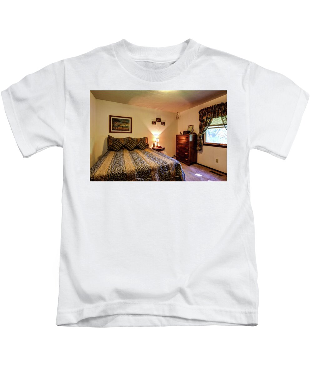 Real Estate Photography Kids T-Shirt featuring the photograph Mt Vernon BR 2 by Jeff Kurtz