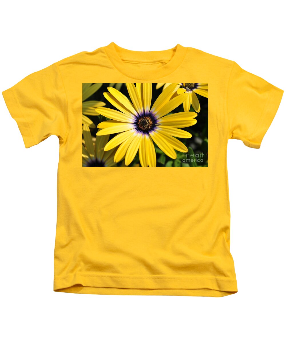 Daisy Kids T-Shirt featuring the photograph Daisy by Gwen Gibson
