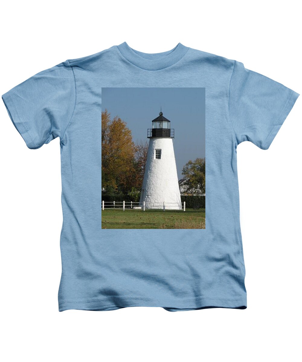 Lighthouse Kids T-Shirt featuring the photograph Havre de Grace Light by Lin Grosvenor