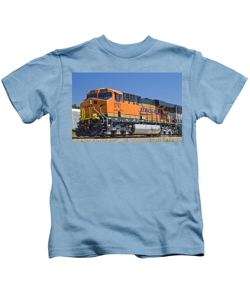 Railroad Kids T-Shirt featuring the photograph Bnsf Es44ac #1 by Tim Mulina