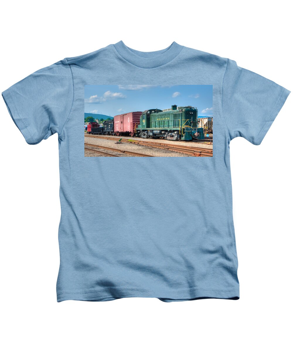 Trains Kids T-Shirt featuring the photograph Reading 467 by Anthony Sacco