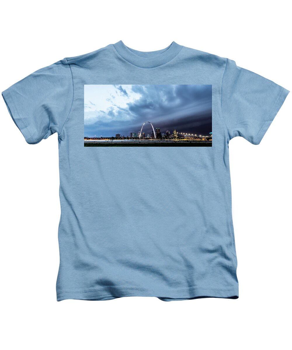 St. Louis Kids T-Shirt featuring the photograph Incoming At The Arch by Marcus Hustedde