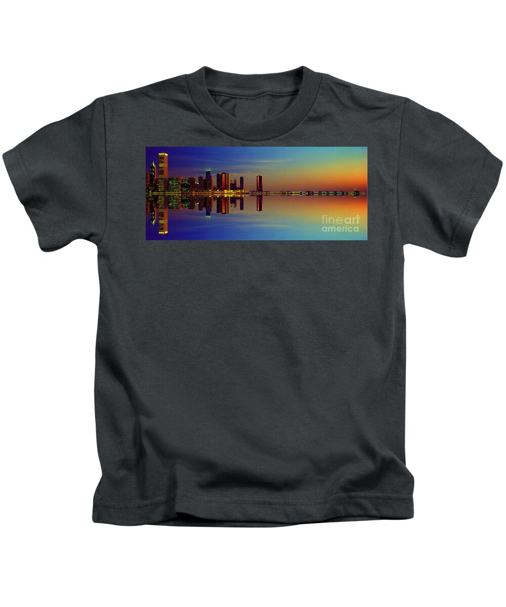 Between Kids T-Shirt featuring the photograph Between Night and Day chicago skyline mirrored by Tom Jelen