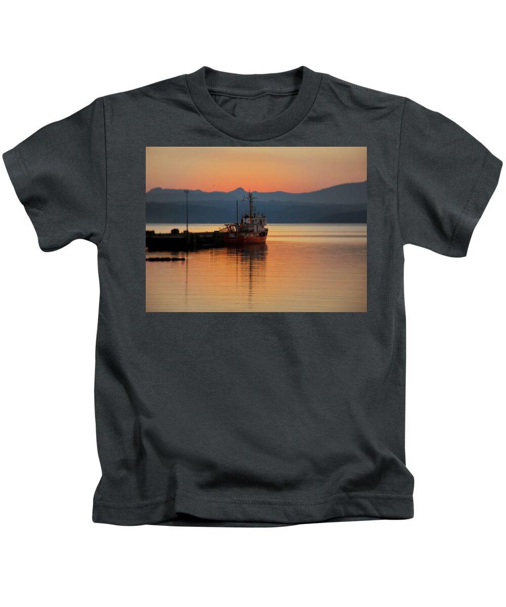 Boat Kids T-Shirt featuring the photograph Docked At Dusk by Micki Findlay