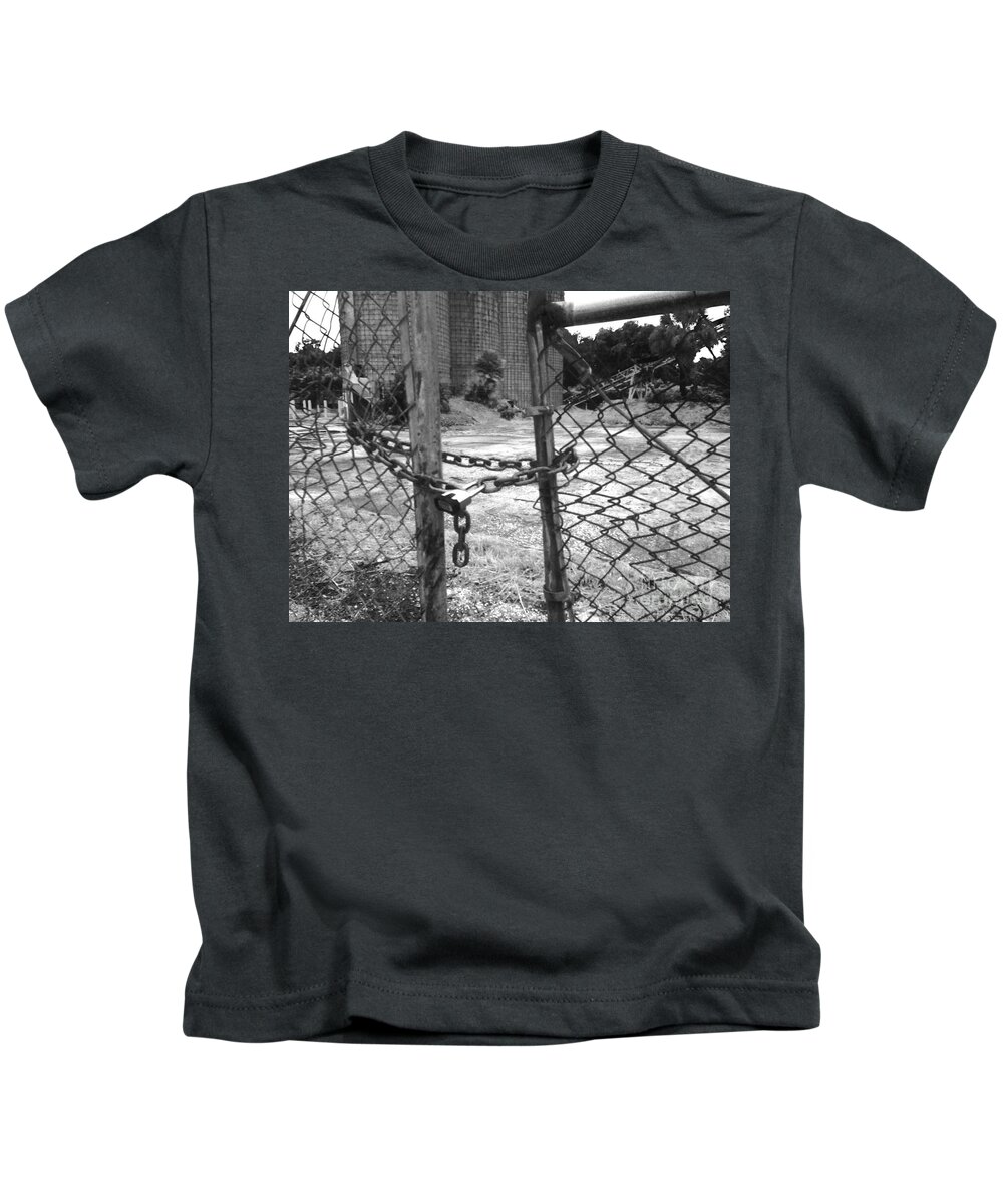 Chain Kids T-Shirt featuring the photograph I can still get in by WaLdEmAr BoRrErO