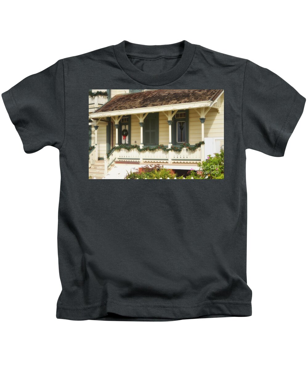 Point Fermin Lighthouse Kids T-Shirt featuring the photograph Point Fermin Lighthouse Christmas Porch by Donna Greene