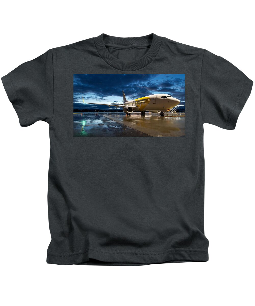 Boeing 737 Kids T-Shirt featuring the photograph Boeing 737 #1 by Jackie Russo