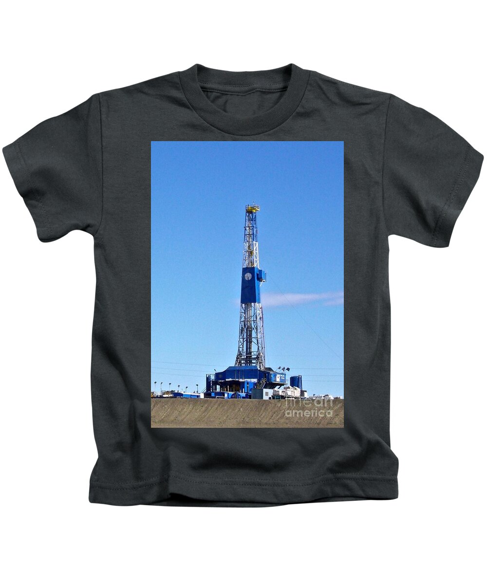  North Dakota Kids T-Shirt featuring the photograph Drilling rig #1 by Elisabeth Derichs