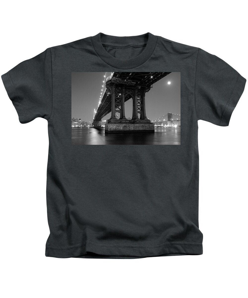 Manhattan Bridge Kids T-Shirt featuring the photograph Black and White - Manhattan bridge at night by Gary Heller
