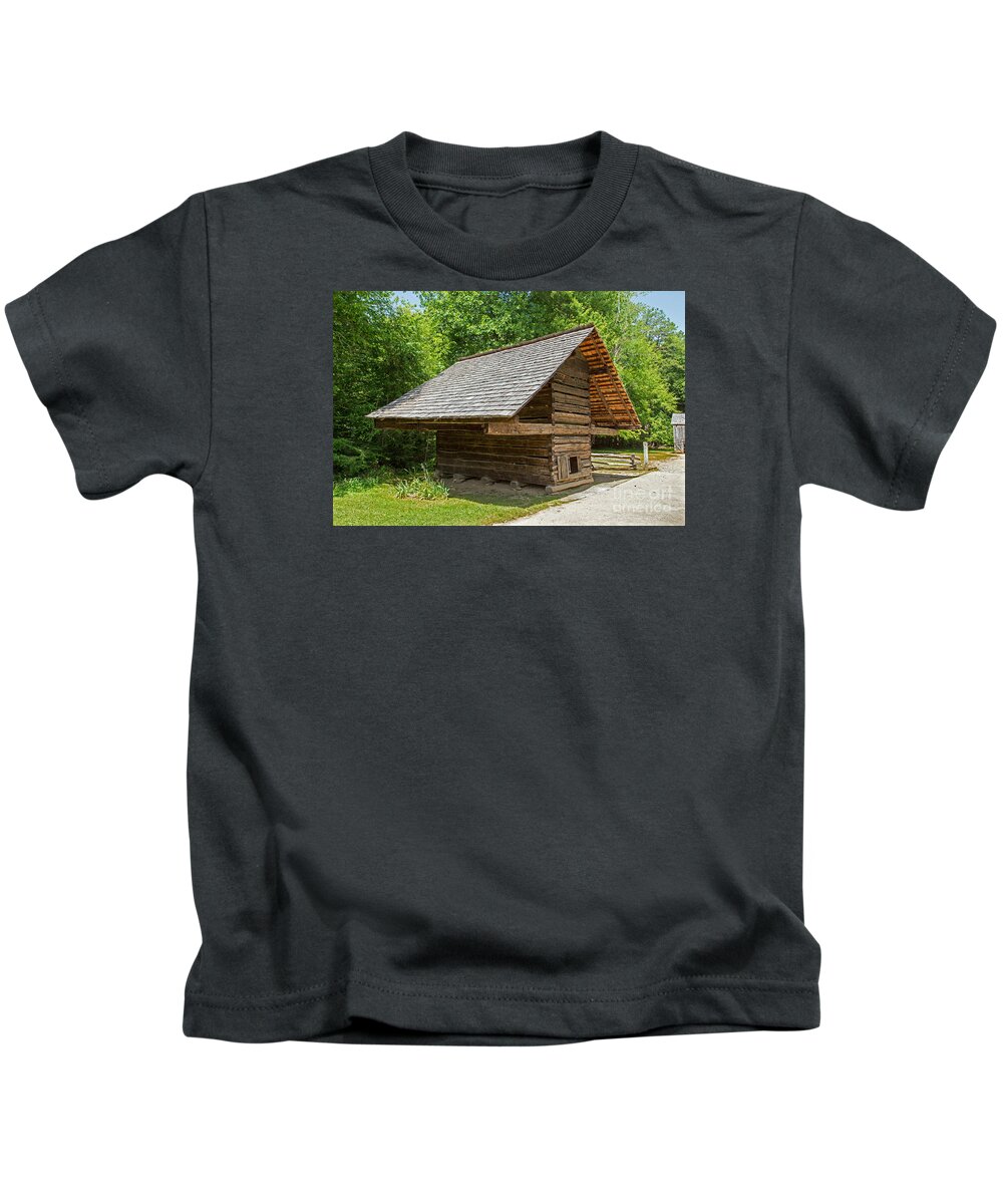Cable Mill Historic Area Kids T-Shirt featuring the photograph Corn Crib by Fred Stearns