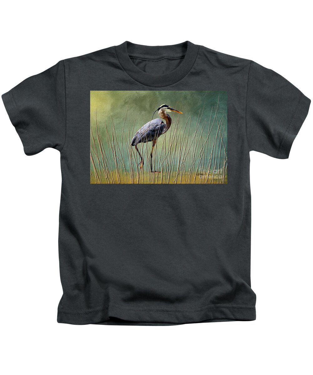 Heron Kids T-Shirt featuring the digital art Great Blue At The Beach by Lois Bryan