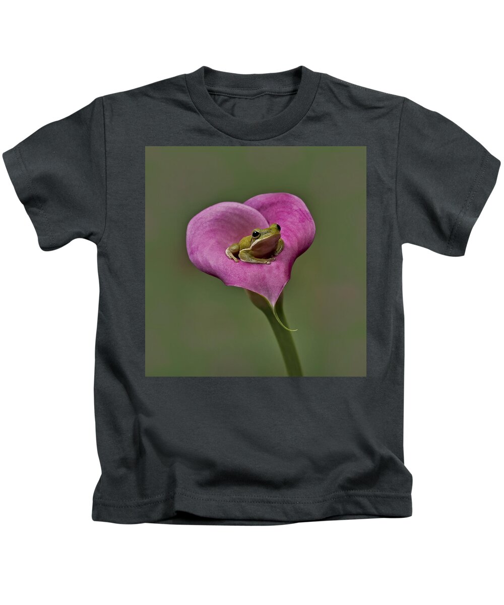 Calla Kids T-Shirt featuring the photograph Kermit Hangs Out by Susan Candelario