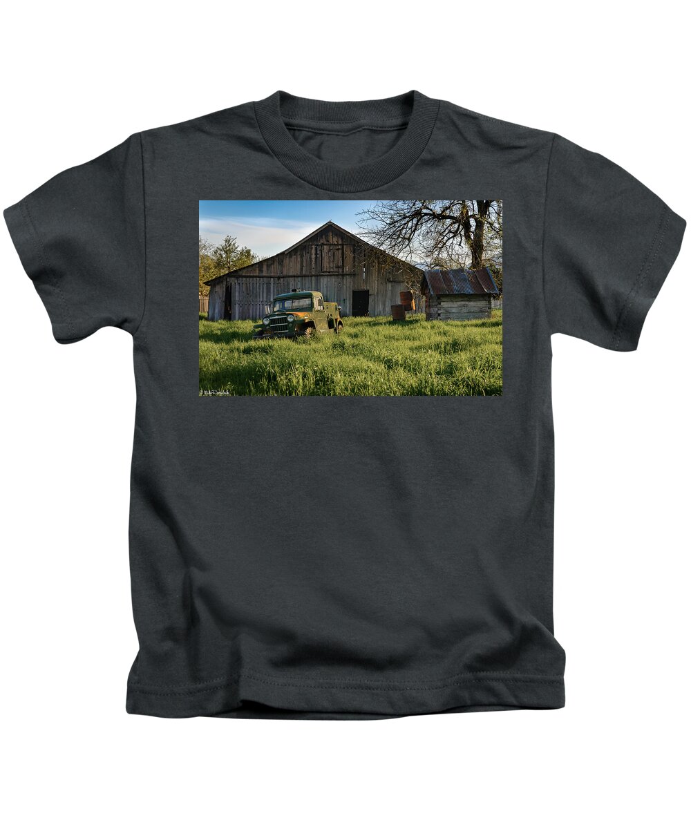 Pennington Kids T-Shirt featuring the photograph Old Jeep, Old Barn by Mike Ronnebeck