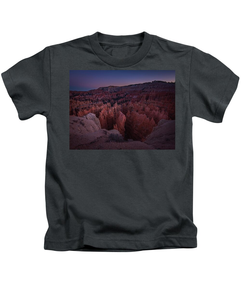 Arches Kids T-Shirt featuring the photograph Sunset Point by Edgars Erglis