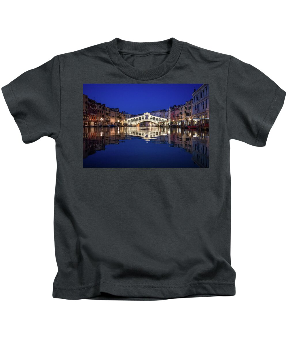 Notte Kids T-Shirt featuring the photograph B0008180 - Night Reflections of Rialto Bridge by Marco Missiaja