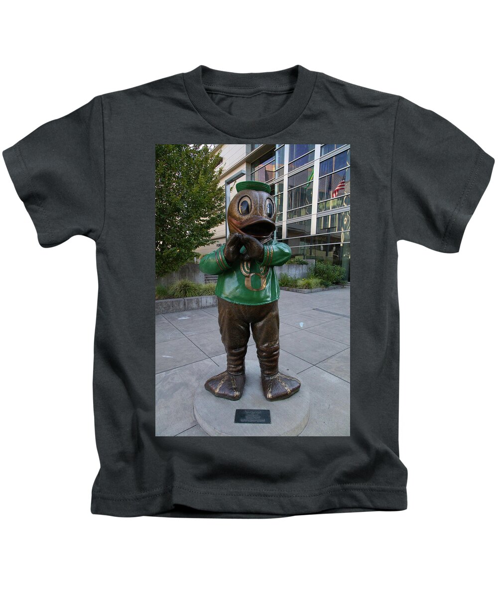 University Of Oregon Ducks Kids T-Shirt featuring the photograph Duck statue at the University of Oregon by Eldon McGraw