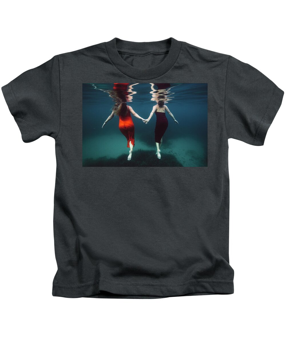 Underwater Kids T-Shirt featuring the photograph Friendship by Gemma Silvestre