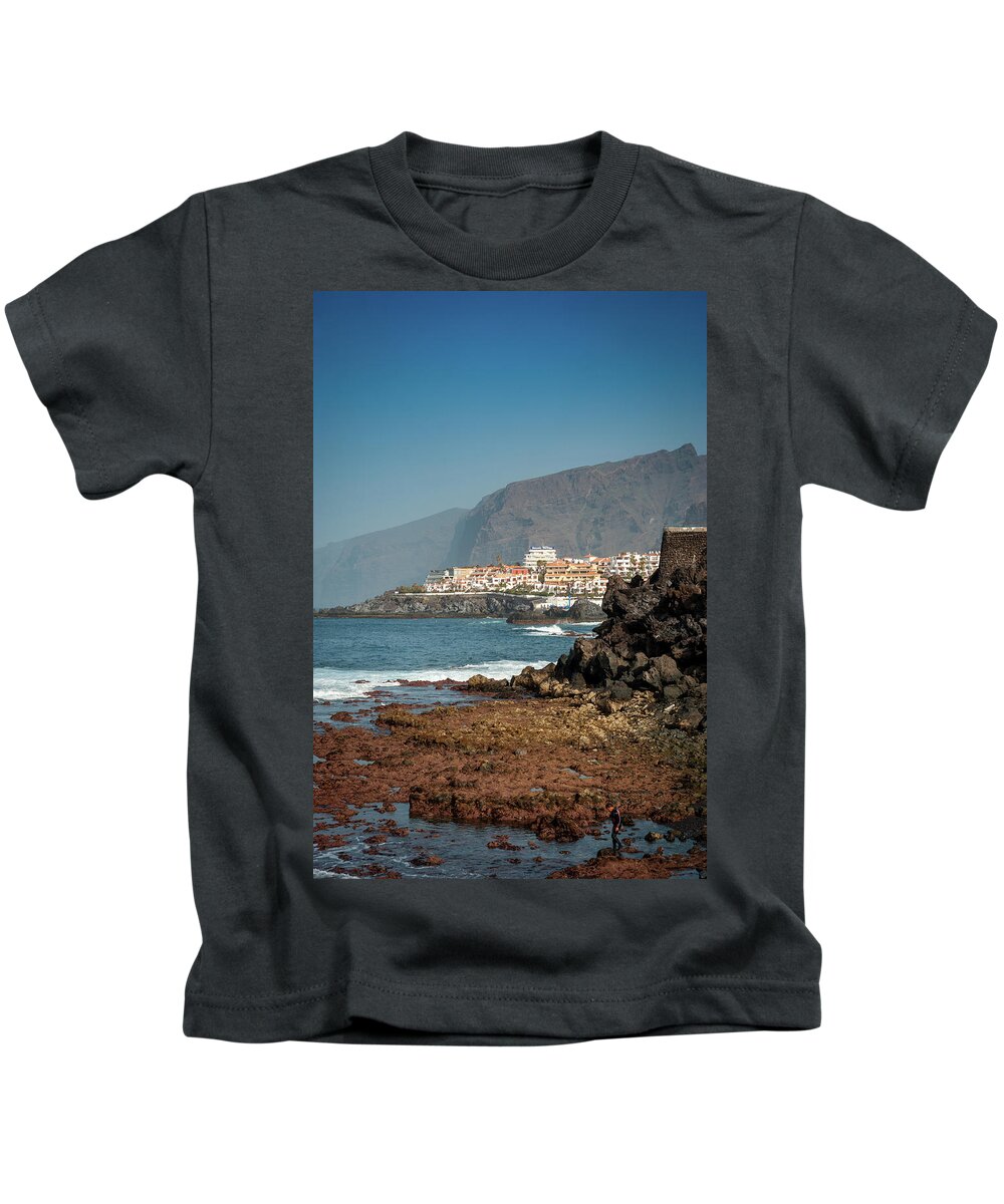 Los Gigantes Kids T-Shirt featuring the photograph Los Gigantes by Gavin Lewis