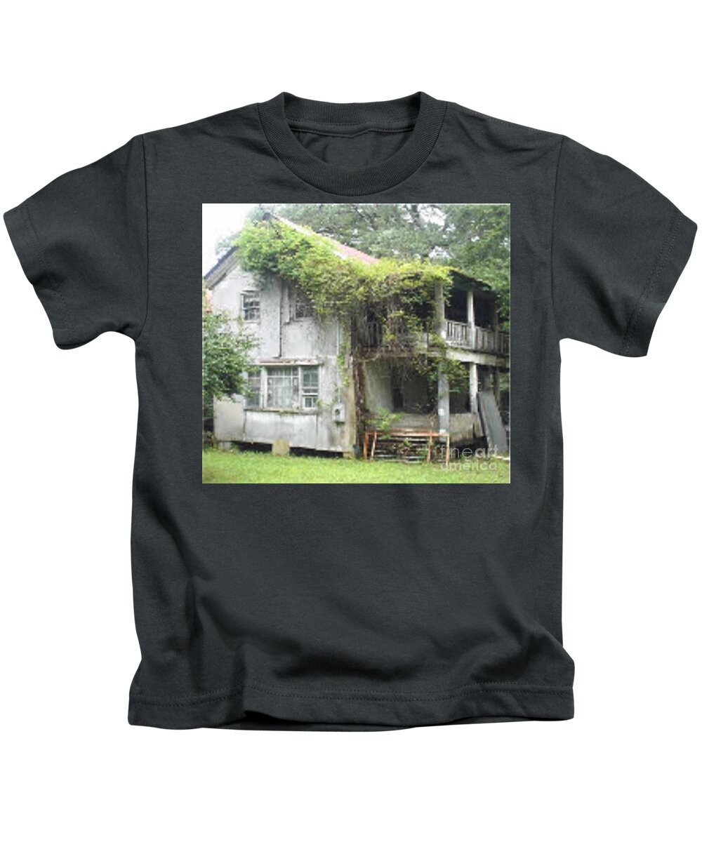Sampson Kids T-Shirt featuring the photograph Sampson House by Catherine Wilson