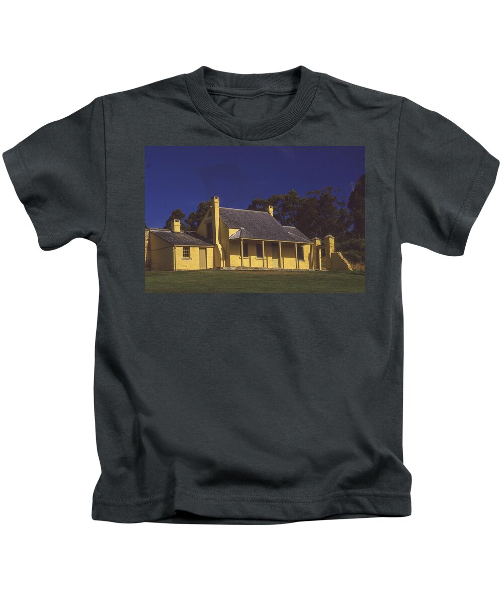 Cottage Kids T-Shirt featuring the photograph Settler's Cottage by Frank Lee