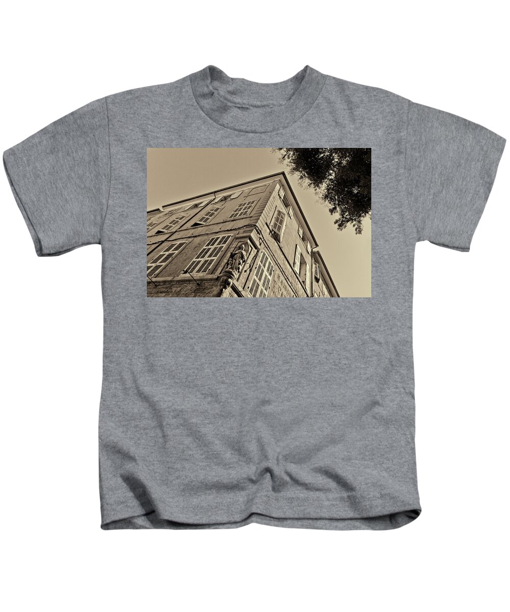Travel Kids T-Shirt featuring the photograph Statue in the corner by Roberto Pagani