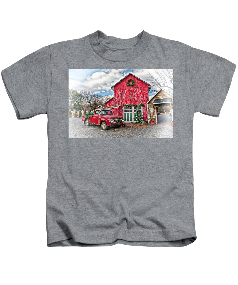 Photo Designs By Suzanne Stout Kids T-Shirt featuring the photograph Christmas in Lucketts by Suzanne Stout