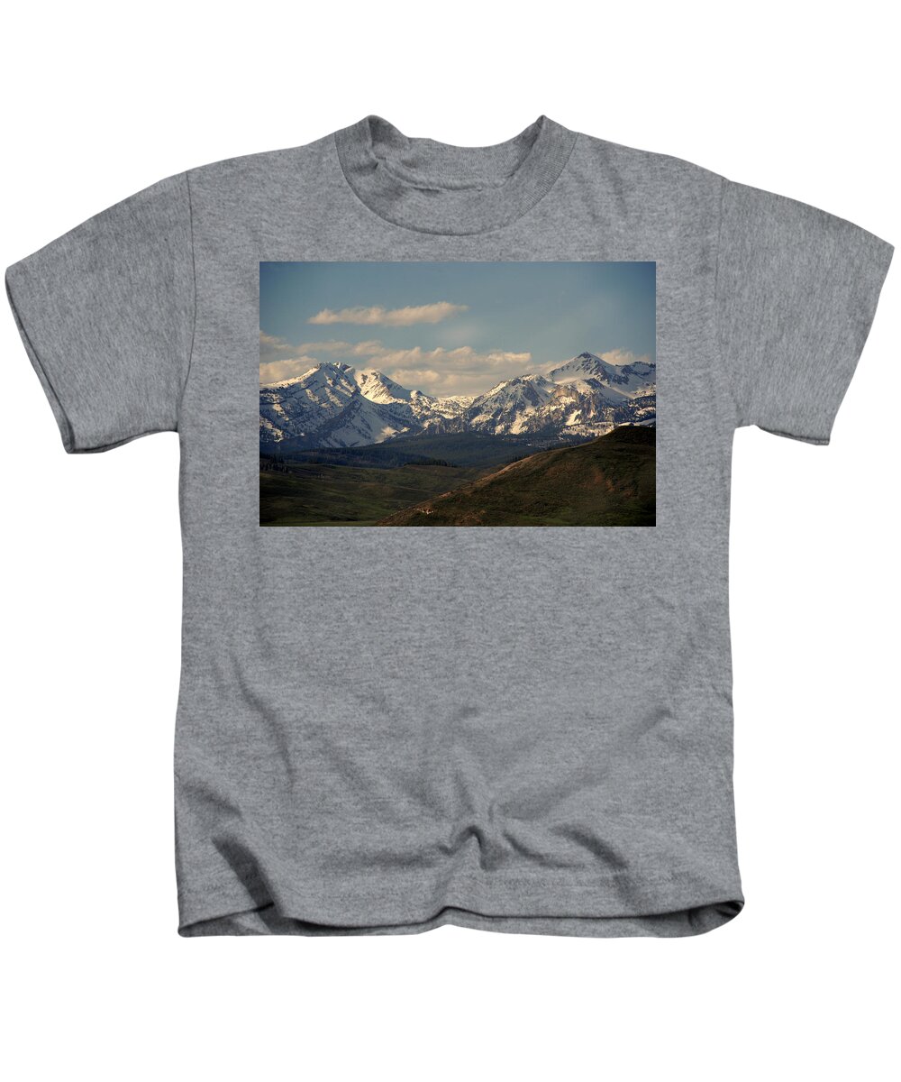 Landscape Kids T-Shirt featuring the photograph On the way to Jacksonhole WY by Susanne Van Hulst