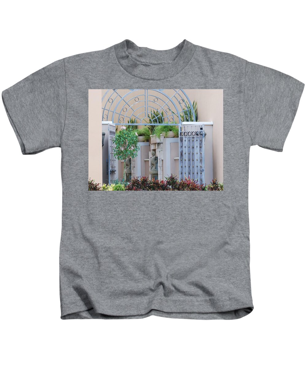 Architecture Kids T-Shirt featuring the photograph Seahorse Fountian by Rob Hans