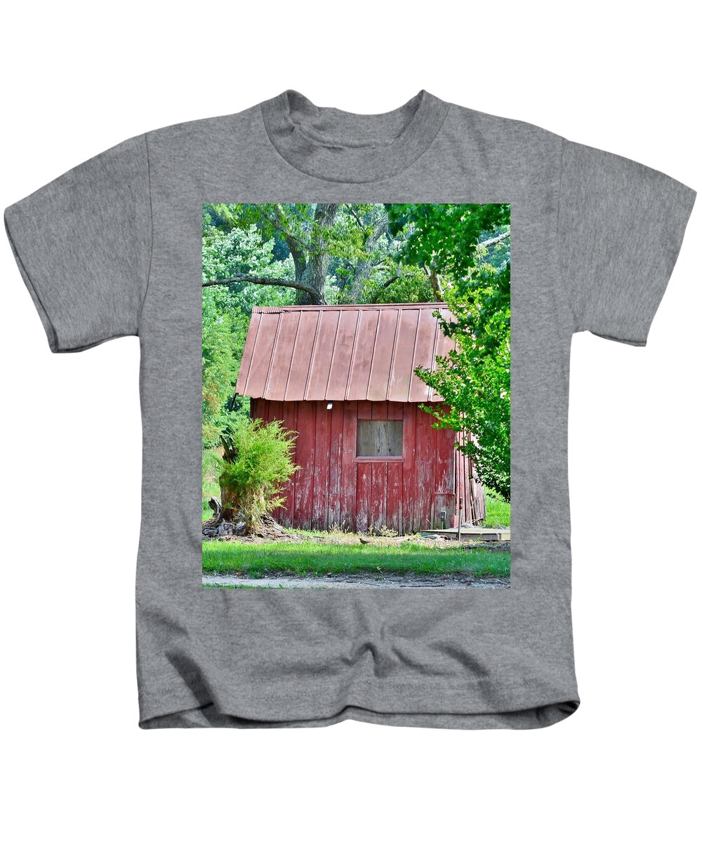 Barn Kids T-Shirt featuring the photograph Small Red Barn - Lewes Delaware by Kim Bemis