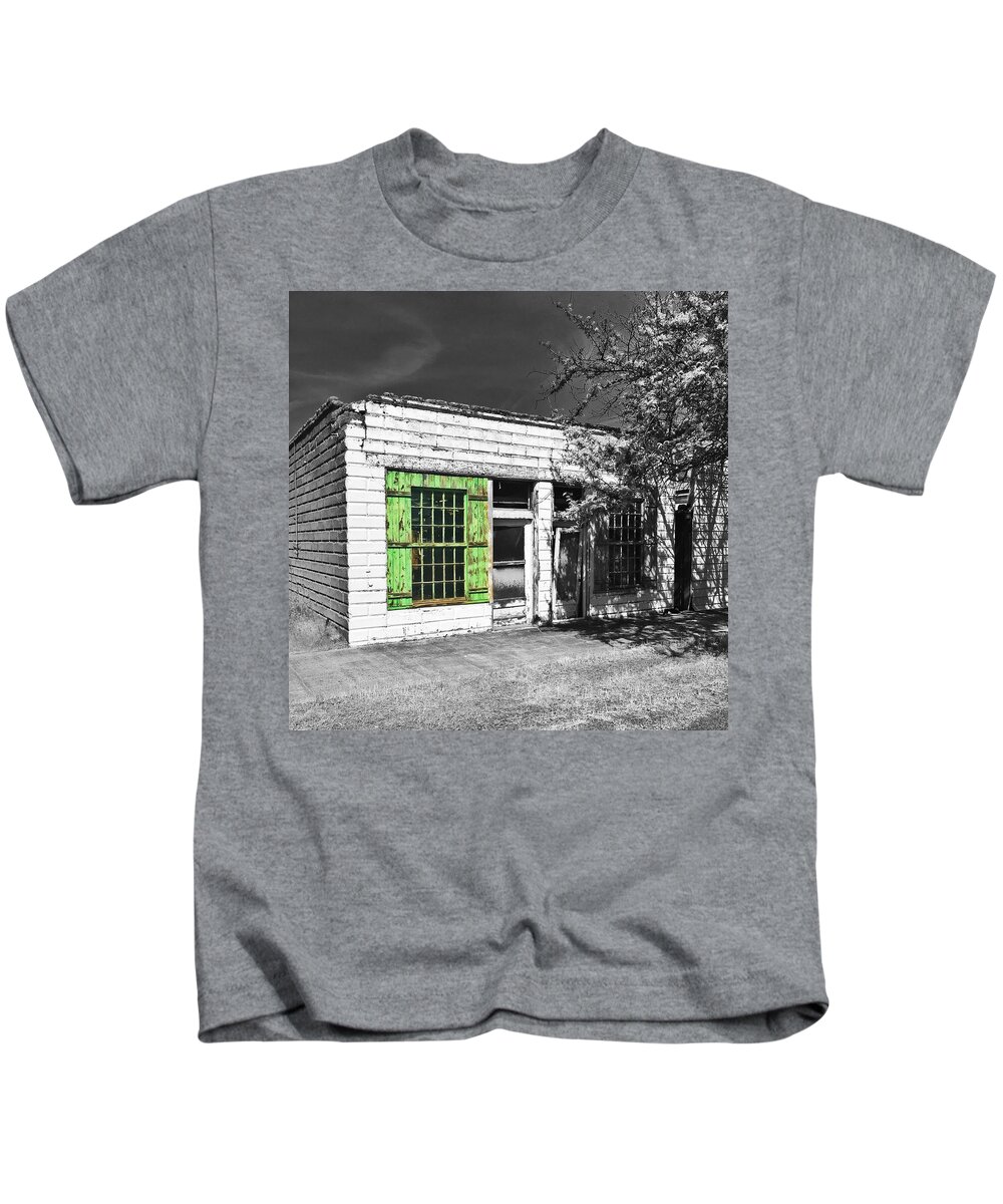 Abandoned Kids T-Shirt featuring the photograph Marlin Abandoned Building by Jerry Abbott