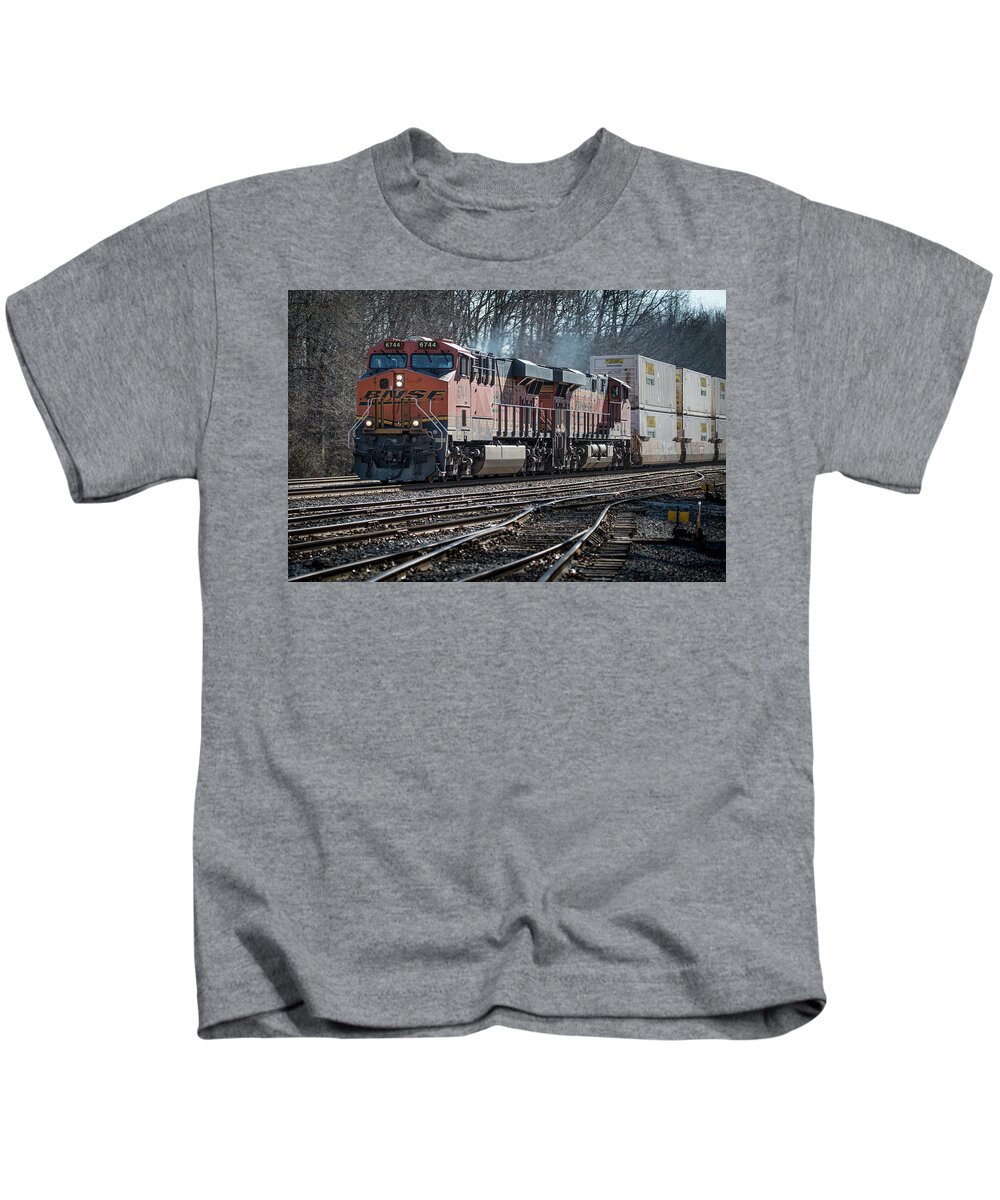 Railroad Kids T-Shirt featuring the photograph BNSF 6744 and 6698 by Jim Pearson