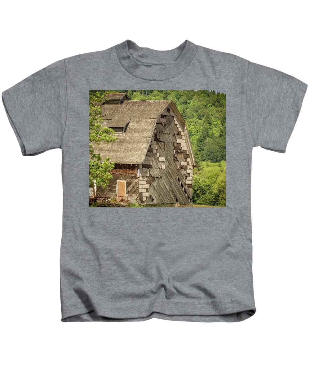 Barn Kids T-Shirt featuring the photograph Shingled Barn by Jean Noren