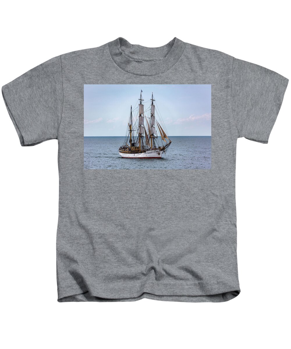 Boats Kids T-Shirt featuring the photograph Sailing The Picton Castle by Dale Kincaid