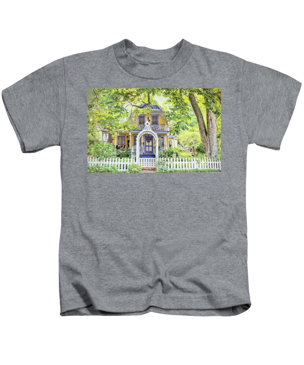 Grimsby Kids T-Shirt featuring the photograph The Ford Cottage by Marilyn Cornwell