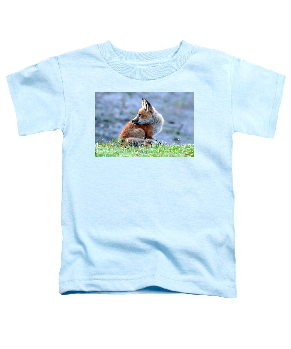 Red Fox Toddler T-Shirt featuring the painting Looking back by AnnaJo Vahle