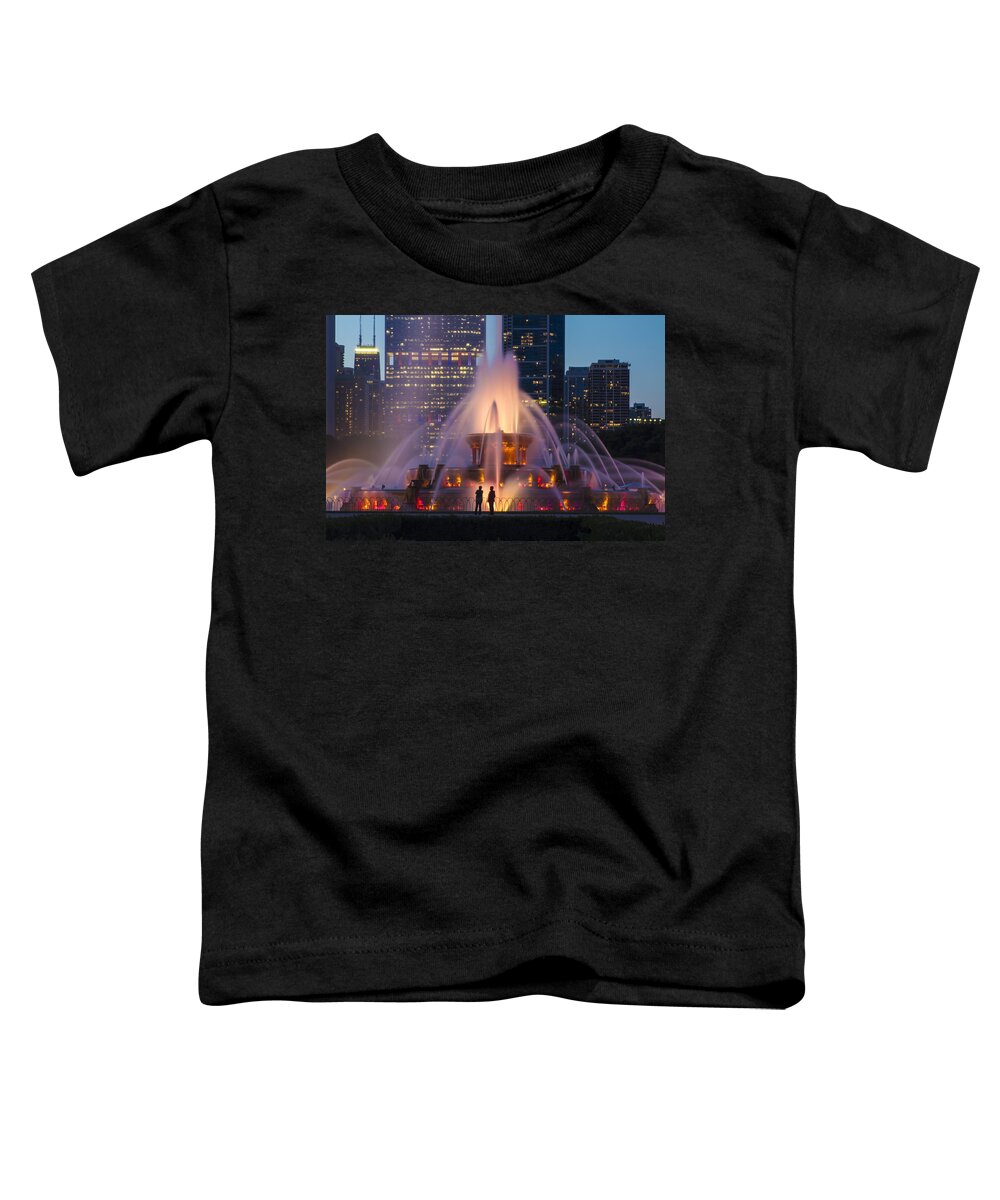Buckingham Fountain Toddler T-Shirt featuring the photograph Buckingham Fountain with people for scale by Sven Brogren