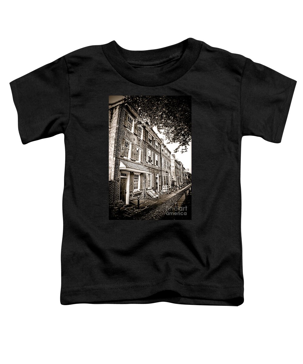 Elfreth Toddler T-Shirt featuring the photograph Elfreth Alley by Olivier Le Queinec