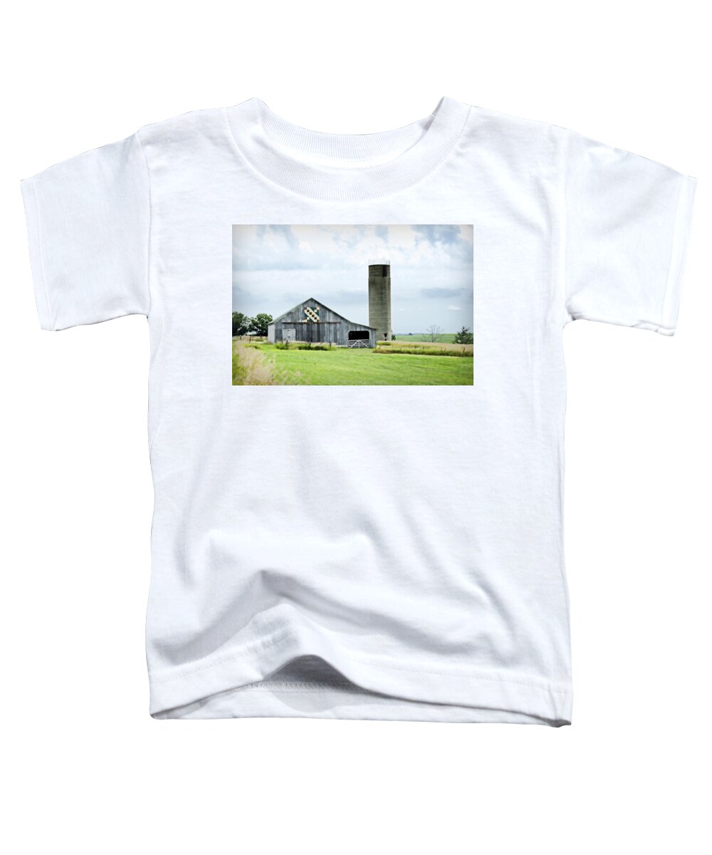 santa Fe Toddler T-Shirt featuring the photograph Santa Fe Wagon Tracks Quilt Barn by Cricket Hackmann