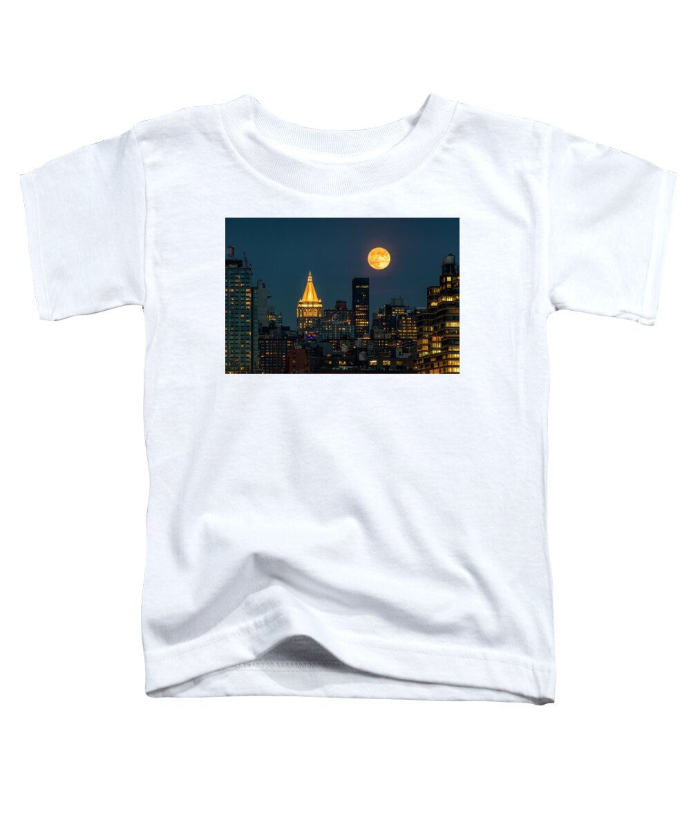 Nyc Skyline Toddler T-Shirt featuring the photograph NY Life Building Full Moon by Susan Candelario