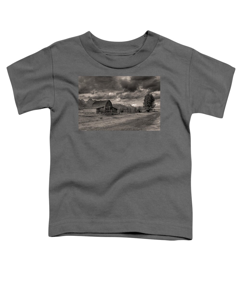 Pioneer Barn Toddler T-Shirt featuring the photograph Pioneer Barn by Wes and Dotty Weber