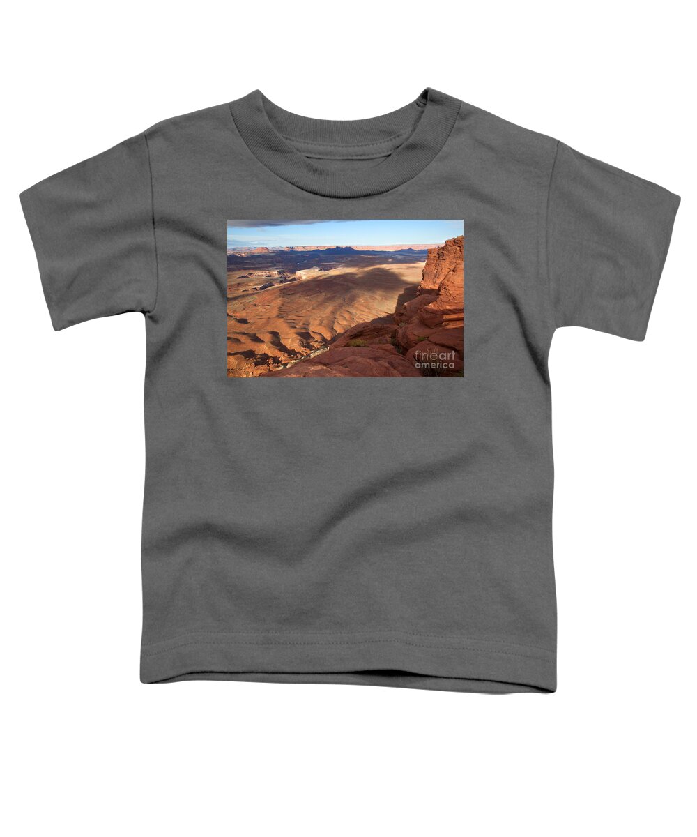 Canyon Lands Toddler T-Shirt featuring the photograph The Valley so Low by Jim Garrison