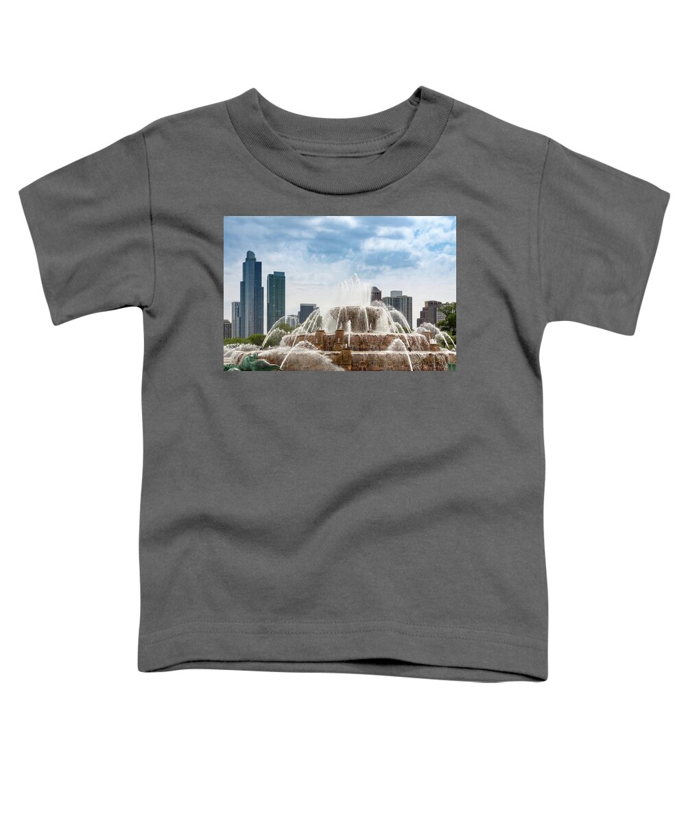 Buckingham Fountain Toddler T-Shirt featuring the photograph Buckingham Fountain in Chicago by Melanie Alexandra Price