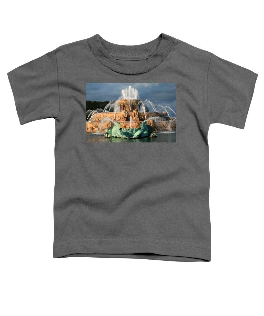 Buckingham Fountain Toddler T-Shirt featuring the photograph Buckingham Fountain by Laura Kinker