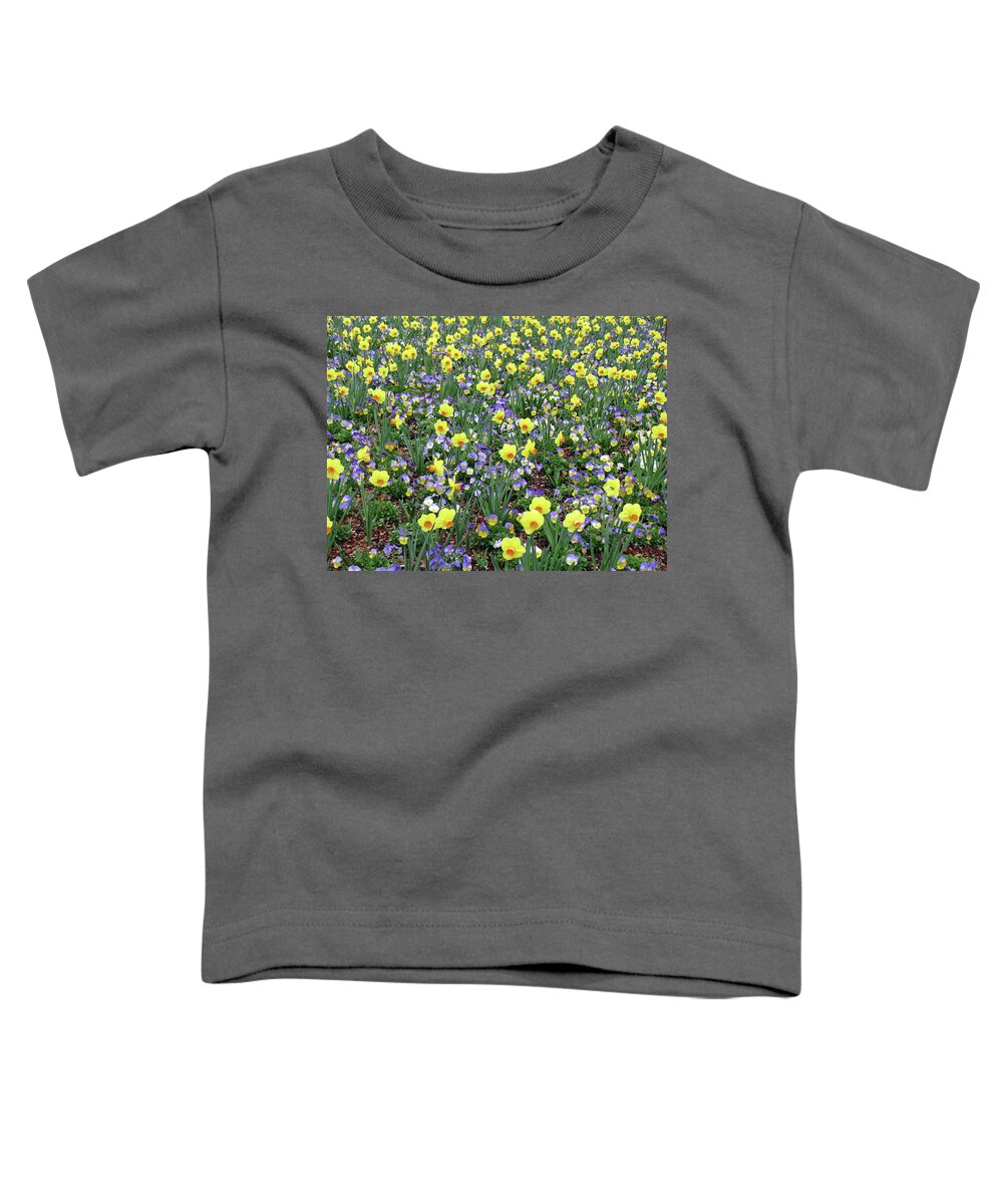 Daffodil Toddler T-Shirt featuring the photograph Dallas Daffodils 34 by Pamela Critchlow