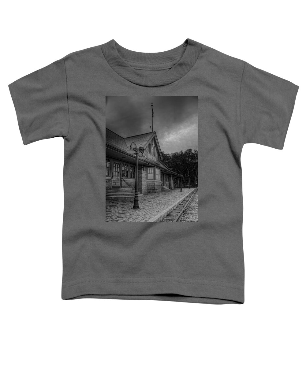 Railroad Toddler T-Shirt featuring the photograph The Depot Walkway Black And White by Dale Kauzlaric