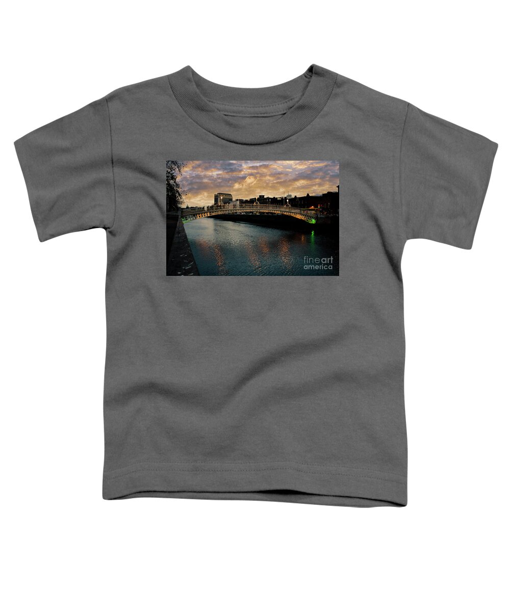 Antique Toddler T-Shirt featuring the photograph Ha'penny bridge Dublin at night by Patricia Hofmeester